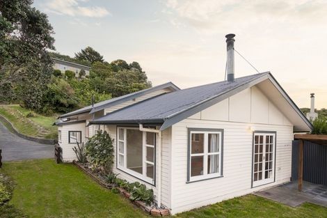 Photo of property in 120 Miromiro Road, Normandale, Lower Hutt, 5010