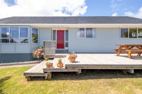 Photo of property in 3 Kingsbridge Place, Newlands, Wellington, 6037