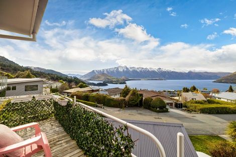 Photo of property in 32 Avalon Crescent, Fernhill, Queenstown, 9300