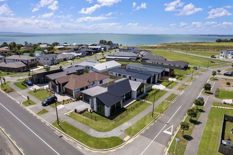 Photo of property in 2 Poutawa Lane, Clarks Beach, 2122