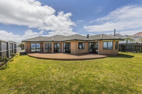 Photo of property in 52 Miles Crescent, Newlands, Wellington, 6037