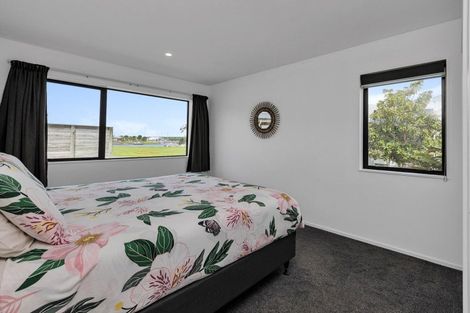 Photo of property in 11 Waitemata Drive, One Tree Point, 0118
