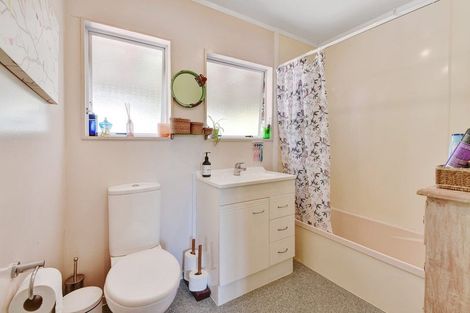 Photo of property in 94 Athena Drive, Totara Vale, Auckland, 0629