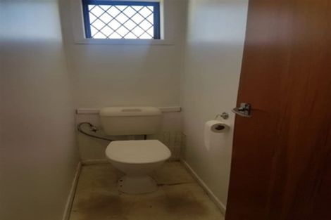 Photo of property in 11 Springside Place, New Lynn, Auckland, 0600