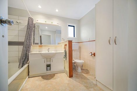 Photo of property in 6 Cobham Crescent, Kelston, Auckland, 0602