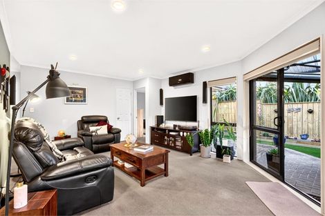Photo of property in 72a Farquhar Road, Glendene, Auckland, 0602