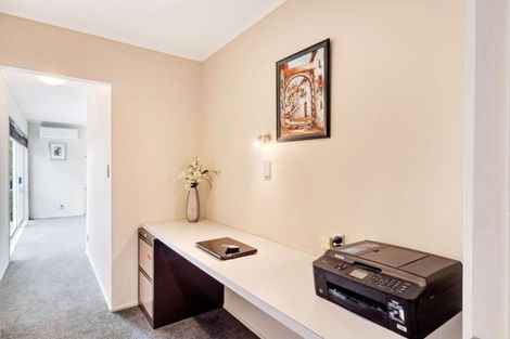 Photo of property in 6 Windsor Place, Windsor Park, Auckland, 0630