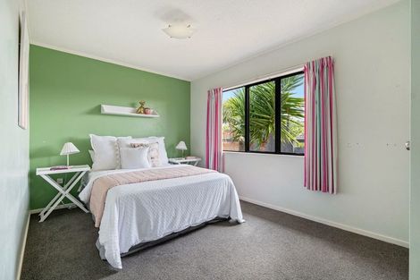 Photo of property in 15a Ngahere Views, Orewa, 0931