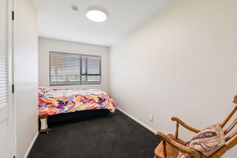 Photo of property in 15 Leiden Place, Totara Vale, Auckland, 0629