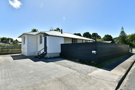 Photo of property in 2/11 Parakai Avenue, Parakai, 0830