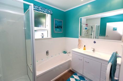 Photo of property in 4 Makora Grove, Paremata, Porirua, 5024