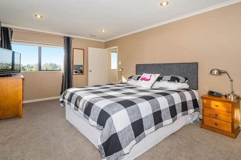 Photo of property in 2/18 Limmer Place, Browns Bay, Auckland, 0632