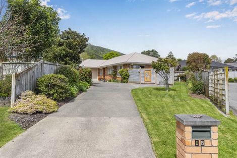 Photo of property in 15 Balmerino Grove, Waikanae, 5036