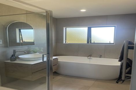 Photo of property in 1/16 Heathglen Place, Bayview, Auckland, 0629