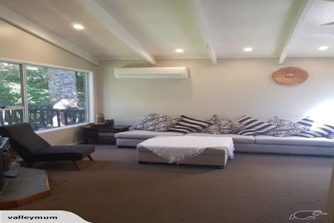 Photo of property in 16 Napuka Road, Henderson Valley, Auckland, 0612