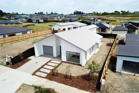 Photo of property in 22 Tarras Road, Kumeu, 0810