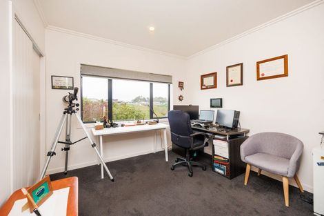 Photo of property in 7 Vaucluse Heights, Fitzherbert, Palmerston North, 4410