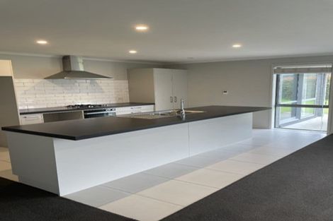 Photo of property in 5 Larmer Drive, Kumeu, 0810