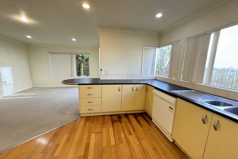 Photo of property in 4 Highgrove Lane, Totara Vale, Auckland, 0632