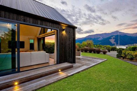 Photo of property in 8 Redwood Court, Kelvin Heights, Queenstown, 9300