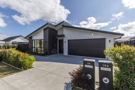 Photo of property in 18 Madden Avenue, Kumeu, 0810