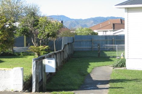 Photo of property in 15-17 Goldsmith Crescent, Levin, 5510