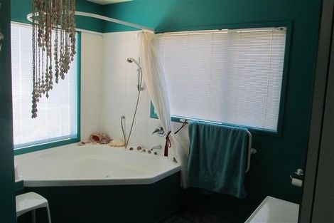 Photo of property in 44 Dress Circle, Newlands, Wellington, 6037