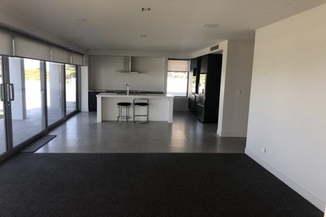 Photo of property in 82 Marine Parade, Mount Maunganui, 3116