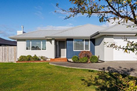 Photo of property in 6 Atlantic Drive, Fitzherbert, Palmerston North, 4410