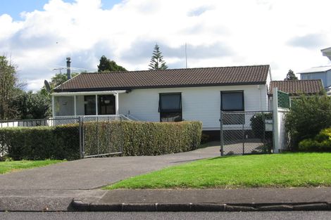 Photo of property in 1/2 Graham Avenue, Te Atatu Peninsula, Auckland, 0610