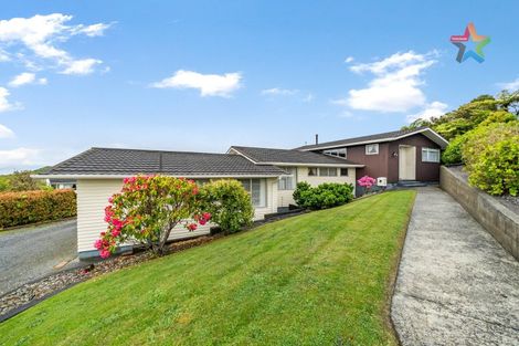 Photo of property in 2 Honeysuckle Grove, Maungaraki, Lower Hutt, 5010