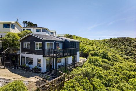 Photo of property in 16b Fernhaven Grove, Newlands, Wellington, 6037