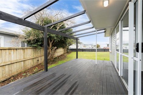 Photo of property in 17 Bartholomew Road, Levin, 5510