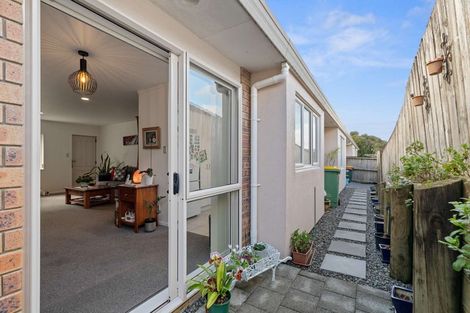 Photo of property in 10/43 Fruitvale Road, New Lynn, Auckland, 0600