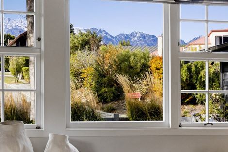 Photo of property in 11 Cedar Drive, Kelvin Heights, Queenstown, 9300