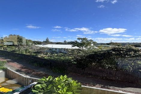 Photo of property in 27f Dawnhaven Drive, Te Atatu Peninsula, Auckland, 0610