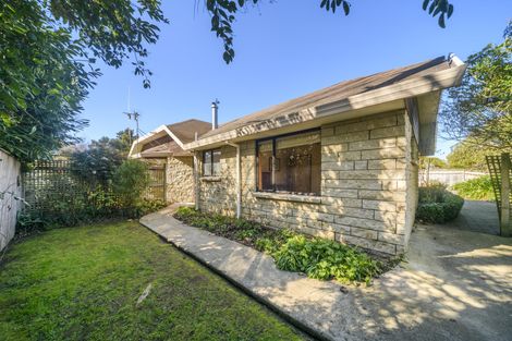 Photo of property in 16 Durham Crescent, Palmerston North, 4414