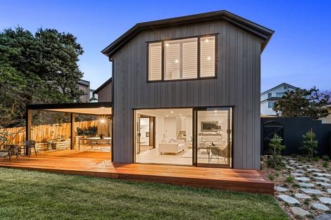 Photo of property in 2/47 Rangitoto Terrace, Milford, Auckland, 0620