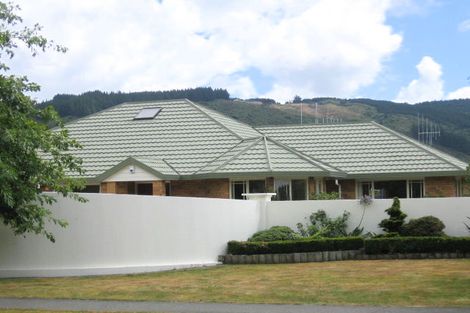 Photo of property in 4 Emerald Hill Drive, Birchville, Upper Hutt, 5018