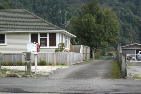 Photo of property in 102 Fairfax Street, Murchison, 7007