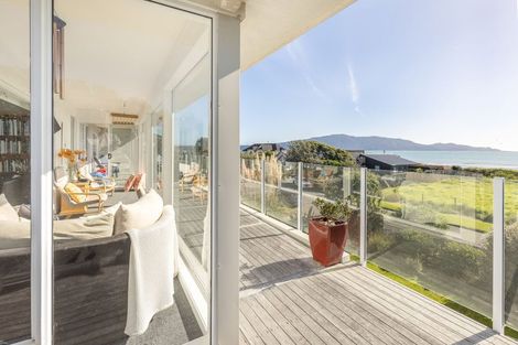Photo of property in 8 Ara Kuaka, Waikanae Beach, Waikanae, 5036