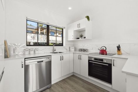 Photo of property in 2/10 Great South Road, Papakura, 2110