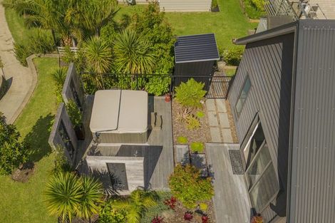 Photo of property in 18 Topping Place, Whitianga, 3510