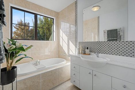 Photo of property in 4 Rowanwood Close, Halswell, Christchurch, 8025