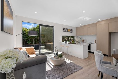 Photo of property in 8/10 Hutchinsons Road, Bucklands Beach, Auckland, 2014