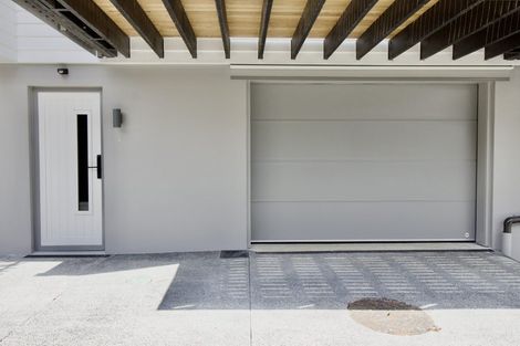 Photo of property in 2/94 Target Road, Totara Vale, Auckland, 0629