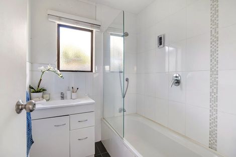 Photo of property in 15a Ngahere Views, Orewa, 0931