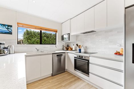 Photo of property in 30 Holiday Road, Stanmore Bay, Whangaparaoa, 0932