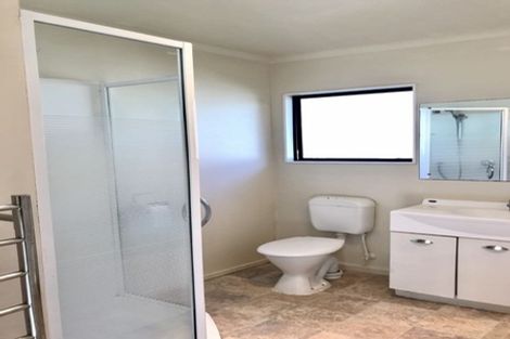 Photo of property in 15 Springside Place, New Lynn, Auckland, 0600