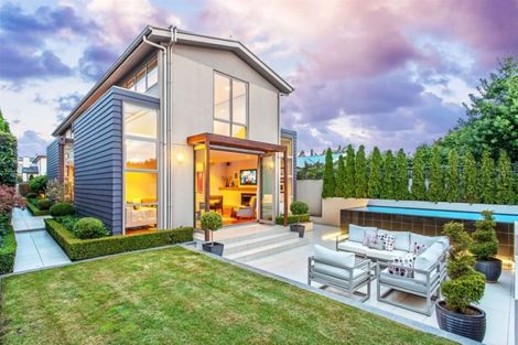 Photo of property in 8 Saint Andrews Square, Strowan, Christchurch, 8052